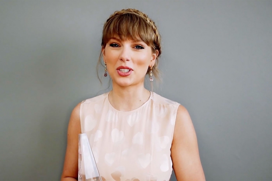 Upcoming100 See The Best Fan Responses To Taylor Swifts Surprise Red Taylors Version News